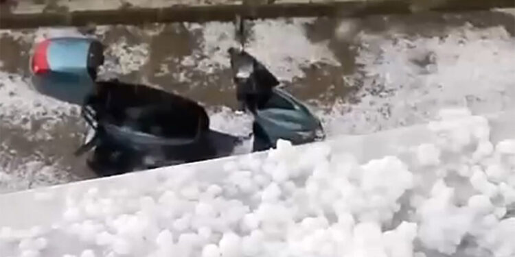 Adana Karataş'ta dolu yağışı etkili oldu