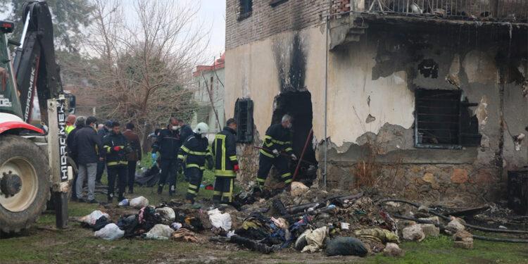 Kozan'da evde çıkan yangında anne ve 2 oğlu öldü
