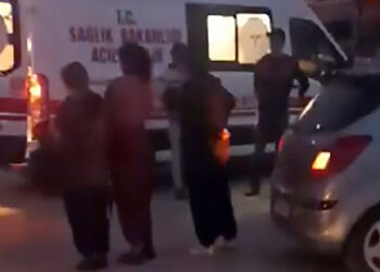 Adana'da tarım işçilerinin taşıyan midibüs devrildi; 15 yaralı