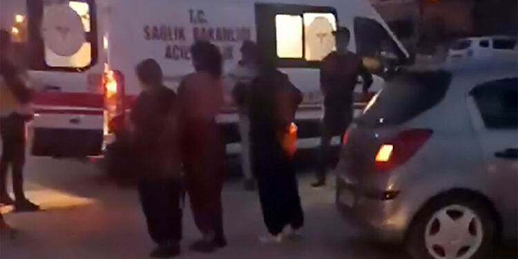 Adana'da tarım işçilerinin taşıyan midibüs devrildi; 15 yaralı