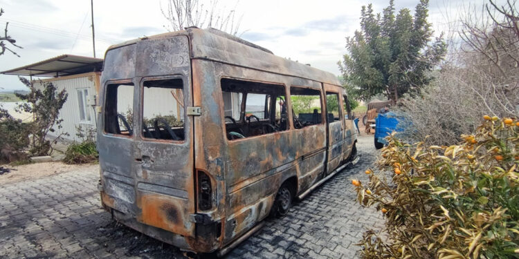 AK Parti adayının seçim minibüsü kundaklandı