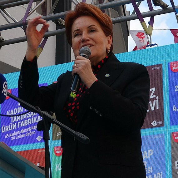İYİ Parti Genel Başkanı Meral Akşener, "Efeler'de sizlerin huzurunda Türkiye'ye sesleniyorum. Cebellezi yapanlara hesap sorun. Hizmet edenlere ve bir kuruşu heba etmeyip Efeler'de herkese ulaşmaya çalışan belediye başkanınızı da ödüllendirin ve yeniden seçin. Kimseye mecbur etmeyin, başka insanlarla el sıkışmak zorunda bırakmayın" dedi.