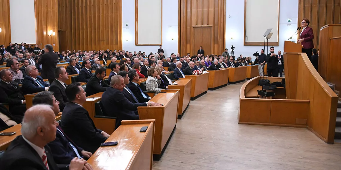 İyi̇ parti genel başkanı meral akşener, "i̇ktidar ve ana muhalefetin el ele verip birlikte oluşturdukları, sefasını da birlikte sürdükleri bir kutuplaşma ortamındayız" dedi.