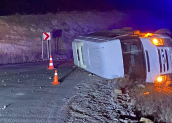 Askerlerin taşındığı servis aracı devrildi; 1 asker yaralandı