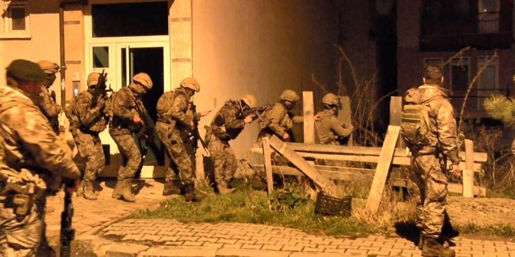 7 yaşındaki oğlunu silahla rehin alan baba etkisiz hale getirildi