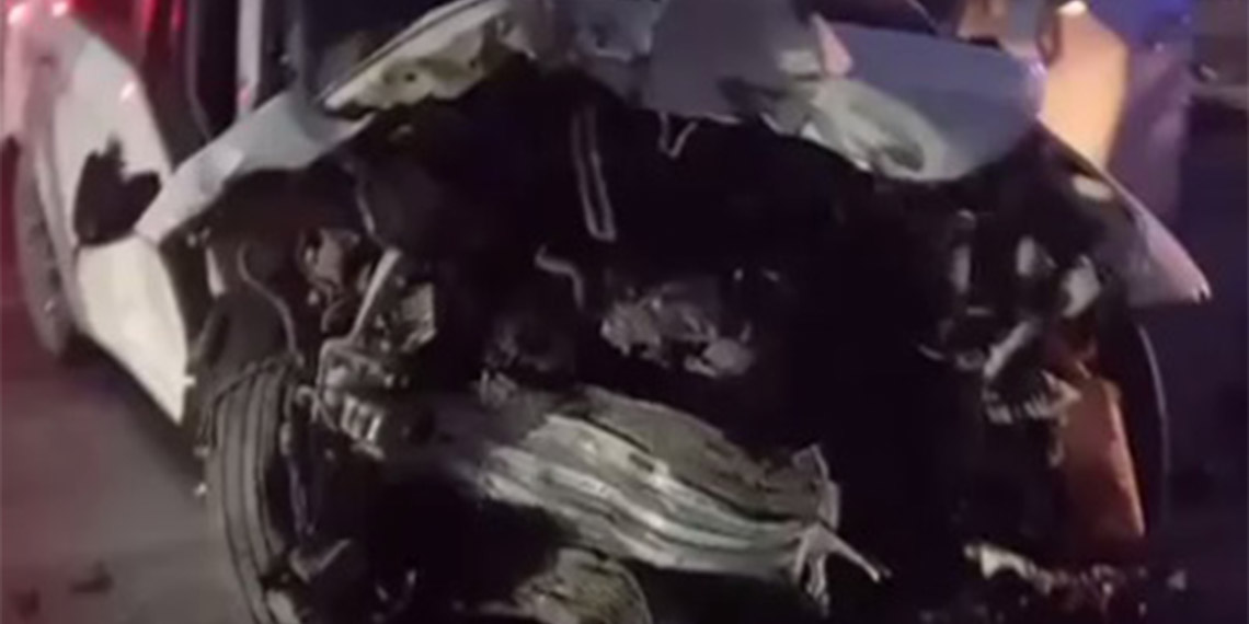 Ankara'da çarpışan otomobillerden biri bariyerlere saplandı; 2 ölü 1 yaralı