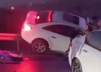 Ankara'da çarpışan otomobillerden biri bariyerlere saplandı; 2 ölü 1 yaralı