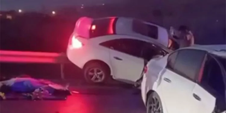 Ankara'da çarpışan otomobillerden biri bariyerlere saplandı; 2 ölü 1 yaralı