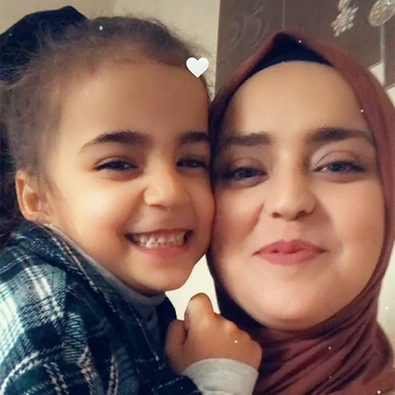 İzmir'de daha önce kan uyuşmazlığı nedeniyle 3 bebeğini kaybeden zehra turan'ın (31) karnındaki bebeğe, gebeliğinin 28'inci haftasında kan transfüzyonu işlemi yapıldı.