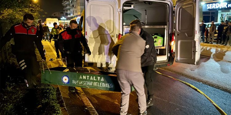 Yolun karşısına geçerken motosikletin çarptığı kadın öldü