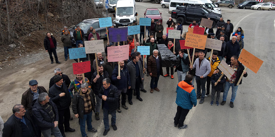 Artvin-Ardahan kara yoluna siyah tabut bırakıp eylem yaptılar