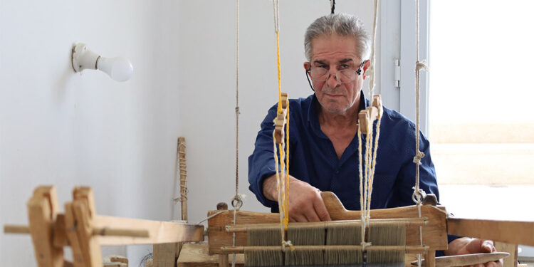 Asuri geleneklerini yaşatmak için evini atölyeye çevirdi