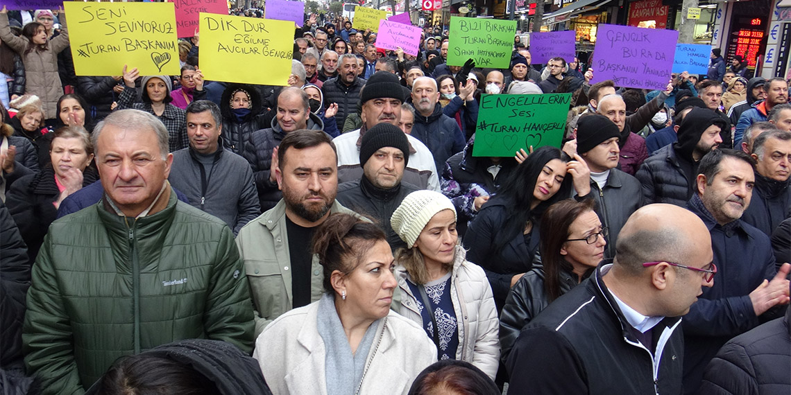 Avcılar'da yeniden aday gösterilmeyen CHP'li Belediye Başkanı Turan Hançerli, "Partimden istifa etmeyeceğim, bağımsız aday olmayacağım" dedi.