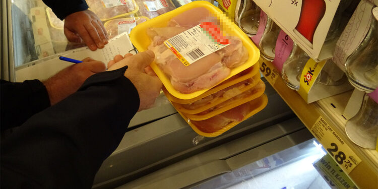 Zincir markette son tüketim tarihi geçmiş tavuk ürünleri bulundu