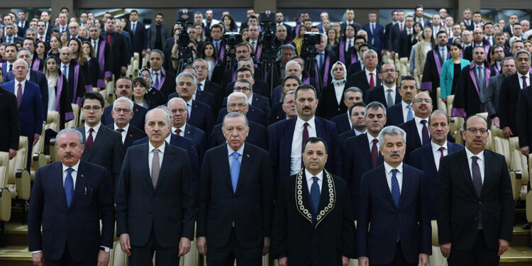 AYM kararları kesin olup, gerçek ve tüzel kişileri bağlar