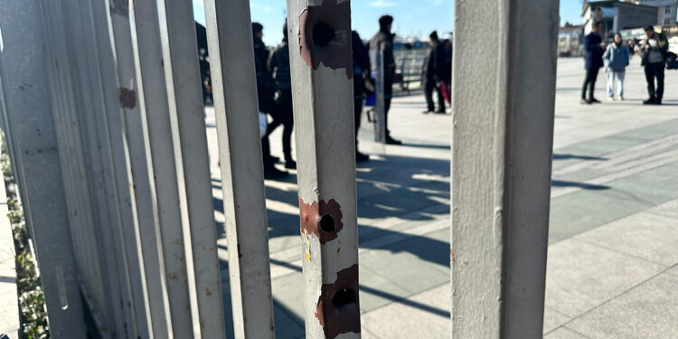 Adalet Sarayı'ndaki saldırının izleri demir kapıda