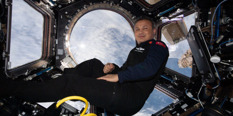 Alper Gezeravcı Dünya'ya döndü