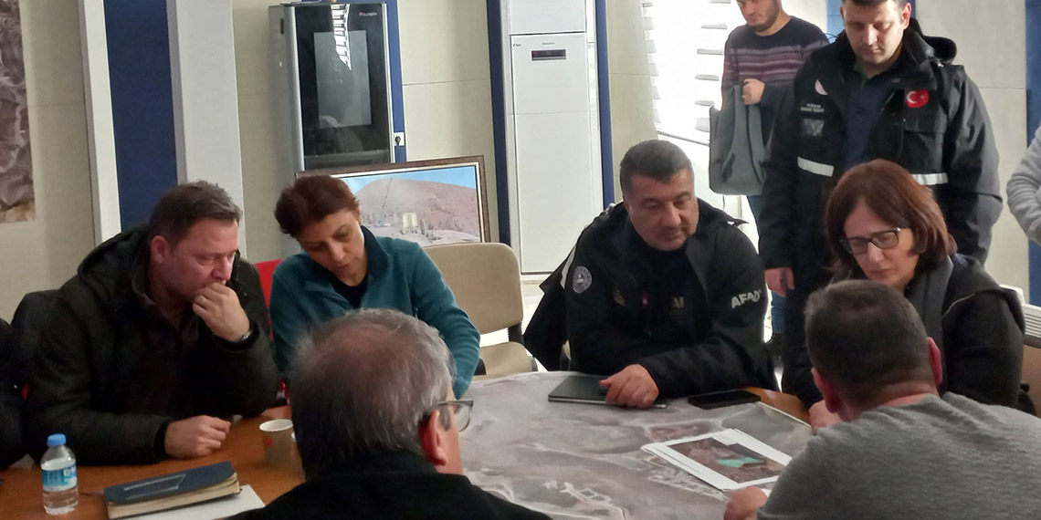 Trabzon Karadeniz Teknik Üniversitesi (KTÜ) Heyelan Uygulama ve Araştırma Merkezi’nden (UYGAR) bilim insanlarının yer aldığı heyet, Erzincan'ın İliç ilçesinde 9 işçinin, kayan toprağın altında kaldığı altın madeni sahasında, LİDAR teknolojisine sahip insansız hava aracı ile ölçüm ve incelemelerde bulundu. İncelemelerde; 'liç yığını' yüksekliğinin kontrol edilebilir seviyenin üzerinde olduğu tespit edildi.