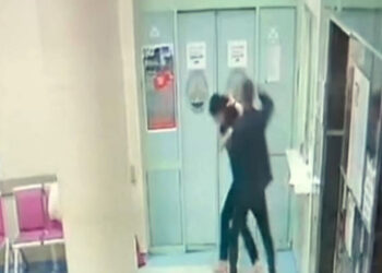 Annesinin ölüm haberini veren kadın doktoru yumrukladı