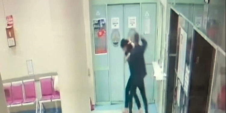 Annesinin ölüm haberini veren kadın doktoru yumrukladı