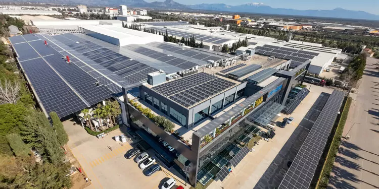 Antalya'da 70 fabrika çatısı elektrik üretiyor