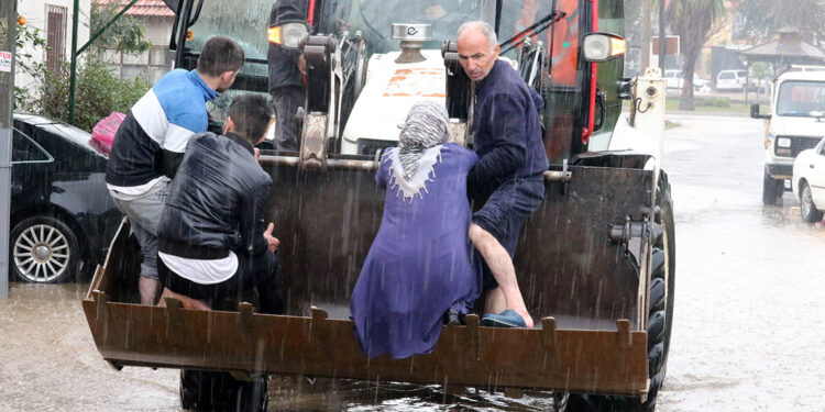 Antalya'da 989 vatandaşımız tahliye edildi