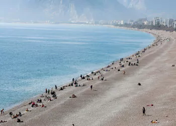 Antalya'da hava, yaz günlerini aratmıyor