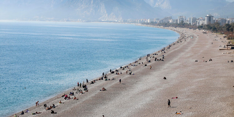 Antalya'da hava, yaz günlerini aratmıyor