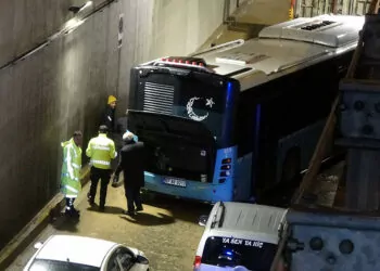 Antalya'da trafiğe kapatılan tünelde otobüs mahsur kaldı