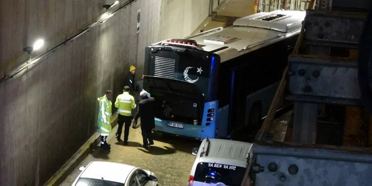 Antalya'da trafiğe kapatılan tünelde otobüs mahsur kaldı