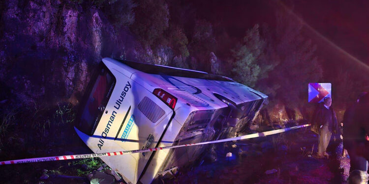 Antalya'da yolcu otobüsü devrildi; 1'i ağır 20 yaralı