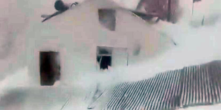 Ardahan'da 4 evin üzerine çığ düştü; 11 kişi mahsur kaldı