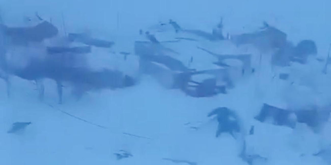 Ardahan'da 4 evin üzerine çığ düştü; 11 kişi mahsur kaldı