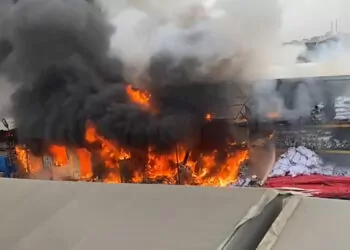 Arnavutköy'de plastik imalathanesinde yangın