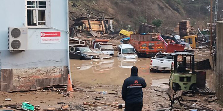 Artvin'de selin hasarı, gün ağarınca ortaya çıktı