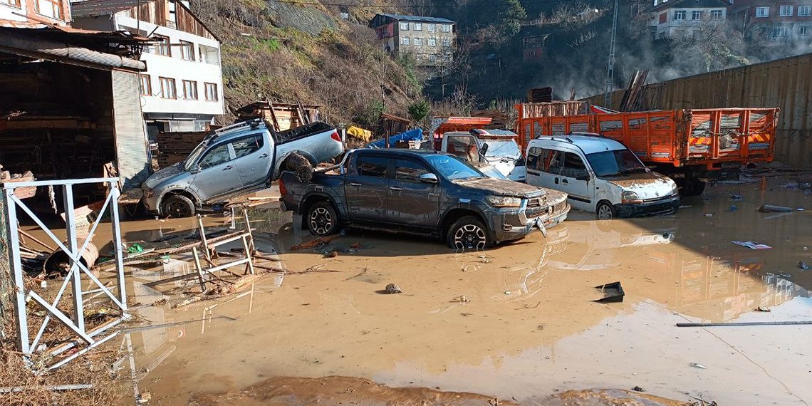 Artvin'de selin hasarı, gün ağarınca ortaya çıktı