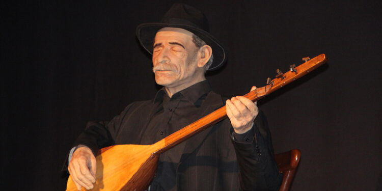 Aşık Veysel'in insansı robotu, öğrencilere konser verdi