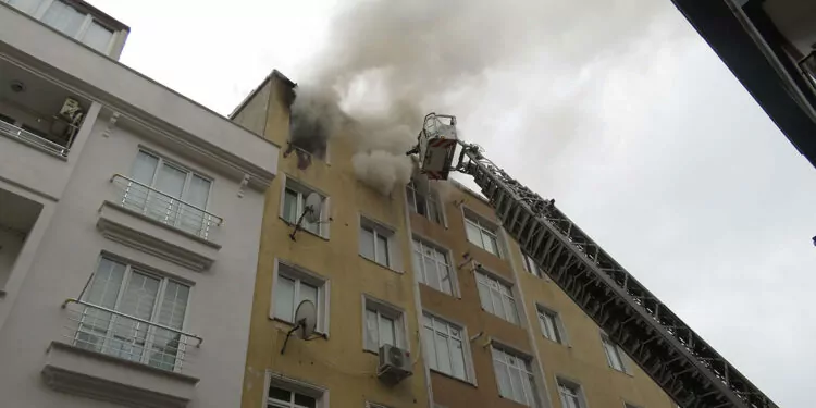 Ataşehir'de 5 katlı binada yangın