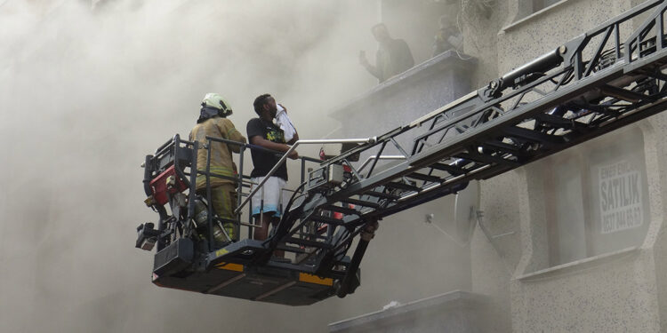 Avcılar'da 4 katlı binada yangın; 19 kişi kurtarıldı