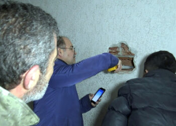 Avcılar'da binaların ortak duvarı yıkım sırasında ortaya çıktı