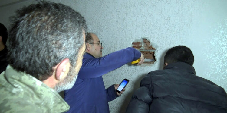 Avcılar'da binaların ortak duvarı yıkım sırasında ortaya çıktı