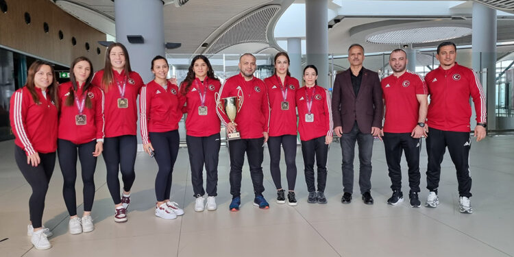 Avrupa 2'ncisi Kadın Güreş Milli Takımı, yurda döndü