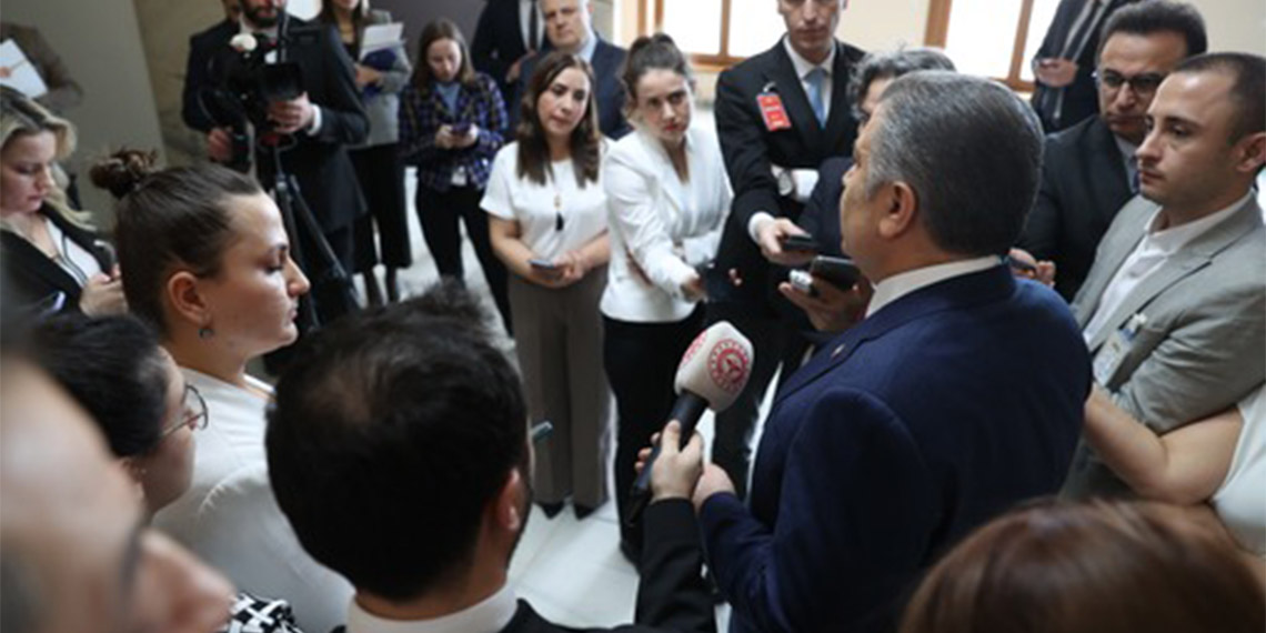 Sağlık Bakanı Fahrettin Koca, "Teşvik veya performans adını verdiğimiz bakılan hastaya göre verilen ücretin eksilme durumu söz konusu değil. Motivasyon ve ödüllendirme amaçlı verilen taban ödemenin bir disiplin durumu olmama durumuna bağlandı. Bu zaten vardı yönetmelikte. Kanunla bu düzenleme yapılmış oluyor" dedi.