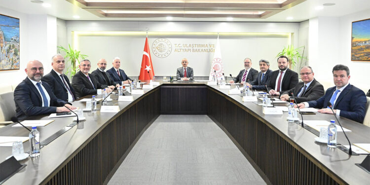 Bakan Uraloğlu Türkiye Özel Sektör Havacılık İşletmeleri Derneği'ni ziyaret etti