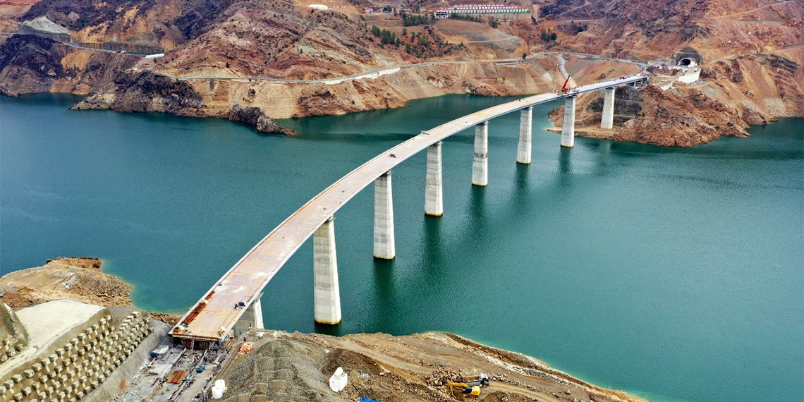 Ulaştırma ve Altyapı Bakanı Abdulkadir Uraloğlu, "Yusufeli'nde iki yaka bir araya getirildi. Köprü üzerindeki asfalt çalışmalarını bir an önce tamamlayarak viyadüğü hizmete açacağız" dedi.