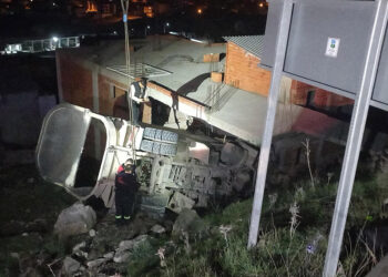 Balıkesir'de freni boşalan kamyon eve çarptı; 2 ölü