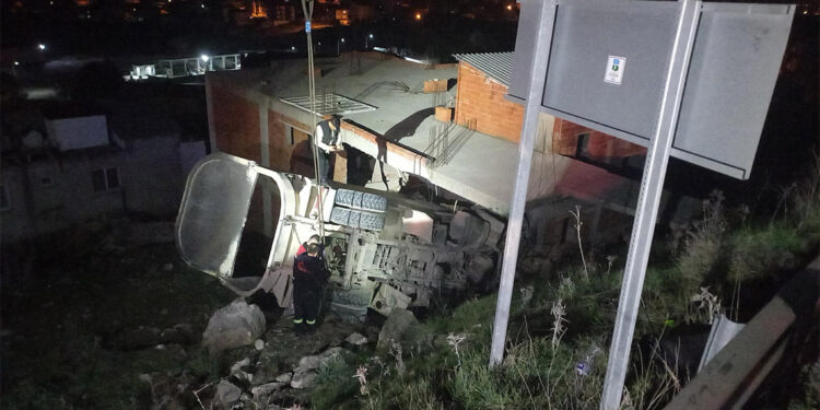 Balıkesir'de freni boşalan kamyon eve çarptı; 2 ölü