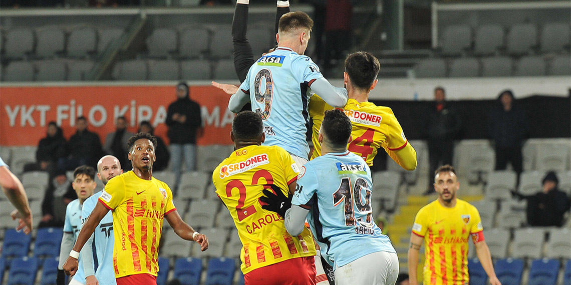 Süper Lig’in 26’ncı haftasında Başakşehir, sahasında ağırladığı Kayserispor’a 3-2 mağlup oldu. Başakşehir - Kayserispor maçının ardından Başakşehir Teknik Direktörü Çağdaş Atan ve Kayserispor Yardımcı Antrenörü Hari Vukas açıklamalarda bulundu.