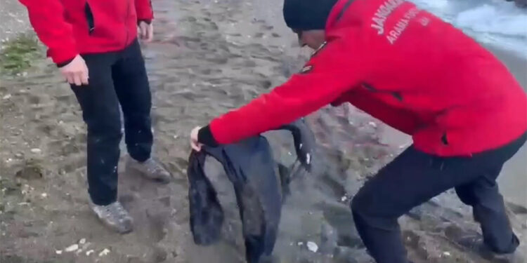 Batan geminin kayıp 4 mürettebatı 11 dalgıç, 1000 personel ile aranıyor