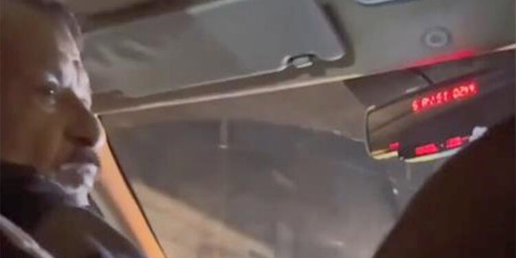 Taksimetre açmak istemeyen taksi şoförü müşterileri araçtan indirdi